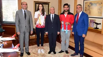 Anadolu Üniversitesinin Ödüllü Sporcularından Rektör Gündoğan'a Ziyaret