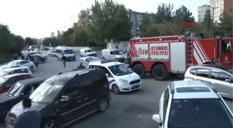 Ataşehir'de Kamyonet Otobüs Durağına Girdi
