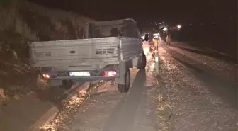 Kamyonet Şarampole Yuvarlandı: 2 Yaralı