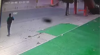 Karaman Vincin Çarptığı Yaya Üst Geçidi Otomobilin Üstüne Yıkıldı, O Anlar Güvenlik Kamerasına...