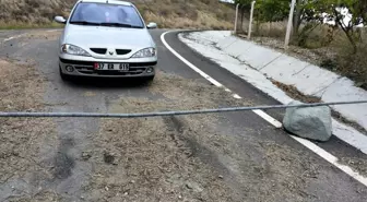 Tapulu Arsam' Dediği Köy Yolunu Demir Borularla Kapattı