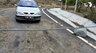 Tapulu Arsam' Dediği Köy Yolunu Demir Borularla Kapattı