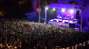 Üniversite Öğrencileri Yüksek Sadakat Konserinde Coştu