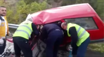 Boyabat'ta Otomobille Kamyonet Çarpıştı: 2 Ölü, 1 Yaralı