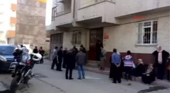 Elazığ Tartıştığı Kızını, Boğazını Keserek Öldürdü