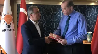 Petek'ten Cumhurbaşkanı Erdoğan'a Kitap Takdimi