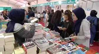 Ediz Hun ve Ahmet Ümit, Kitap Şenliğinde Kitaplarını İmzaladı