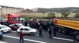 Beykoz'da Mahalleli Yolu Trafiğe Kapattı