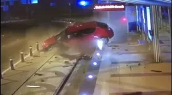 Hızını Alamayan Araç Tramvay Durağına Çarptı