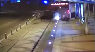 Otomobilin Tramvay Durağına Çarpması Güvenlik Kamerasında