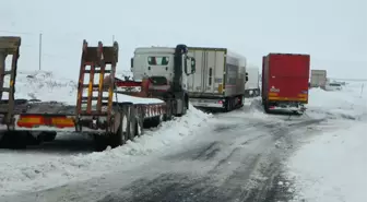 Ardahan'da Onlarca Tır Mahsur Kaldı