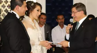 Davutoğlu Yeğeninin Nikah Törenine Katıldı