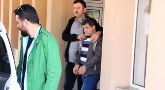 Sokak Ortasında Karısını Defalarca Bıçakladı