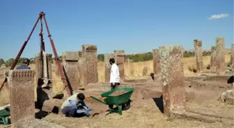 Ahlat Selçuklu Mezarlığında Yeni Mezarlar Gün Yüzüne Çıkarıldı