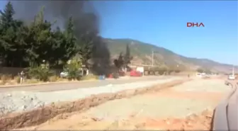 Gaziantep Çiftçinin Tarla Sürdüğü Traktör Alav Alev Yandı