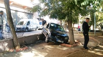 Yola Fırlayan Çocuğa Çarpmamak İsterken Parka Uçtu