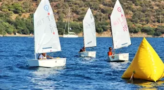 Bir Buçuk Metrelik Yelkenli Teknelerde Yarışan Anne Babalar Zor Anlar Yaşadı