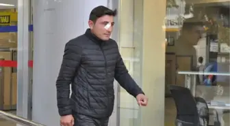 İcra Celbi Getiren Postacıyı Yüzüne Sapladığı Kalemle Yaraladı
