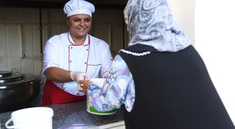 Mezitli'de Gönüllüler İhtiyaç Sahibi Vatandaşların Sofraları Sıcak Yemekle Buluşturuyor