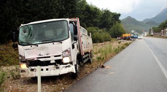 Kamyon, Yol Kenarındaki Nar Satıcısına Çarptı