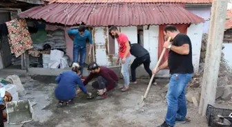 Öğrenciler Harçlıklarıyla Gecekonduda Yaşayan Ailenin Yardımına Koştular