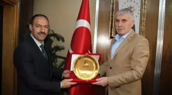 Başkan Memiş'e Şükran Plaketi