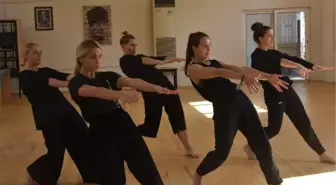 İzmir'de Öğrendiği Türk Halk Oyunları, Hayatının Akışını Değiştirdi