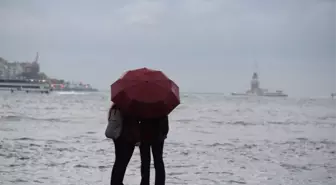 Taksim'de Yağmur Etkisini Göstermeye Başladı