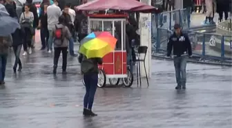 Taksim'de Yağmur Etkisini Göstermeye Başladı