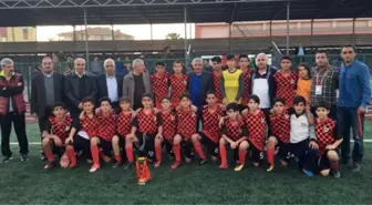 U14'ün Şampiyonu Anadolu Selçukluspor Kupasını Aldı