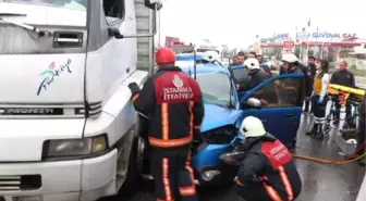 Tır'a Çarpan Otomobilde Kurtarılmayı Bekledi