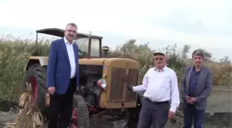 50 Yıldır 1950 Model Traktörle Tarlasını Süren Çiftçiye Plaket