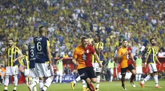 Eski Galatasaraylı Podolski, Sosyal Medyadan Fenerbahçe'ye Hello Kitty Göndermesi Yaptı