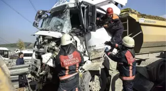 Hafriyat Kamyonları Çarpıştı;yaralı Sürücüyü İtfaiye Kurtardı