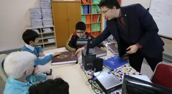 Türkiye Diyanet Vakfından Görme Engelli Öğrencilere Kuran-ı Kerim Hediyesi