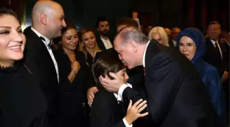 Beştepe'deki Resepsiyona Ünlüler Akın Etti; Erdoğan, Küçük Konuğuyla Yakından İlgilendi