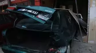 Direksiyonda Başında Kalp Krizi Geçirdi, Otomobille Dükkana Daldı!