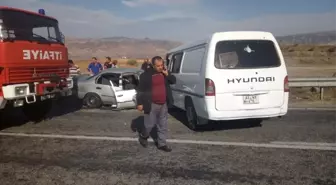 Otomobil ve Minibüs Kafa Kafaya Çarpıştı: 3 Yaralı