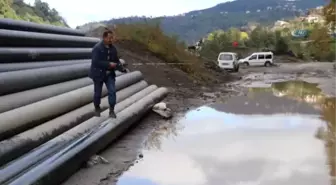 Yol Ortasındaki Çukur Su ile Dolunca Çevre Halkı Olta ile Yolu Protesto Ettiler