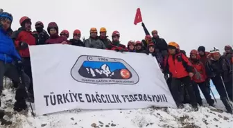 Erciyes'e Kar Yağışı Altında 'Cumhuriyet Tırmanışı'