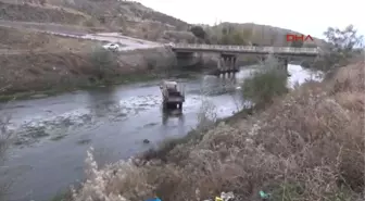 Tokat Arkadan Kamyonun Çarptığı Traktör Irmağa Girdi