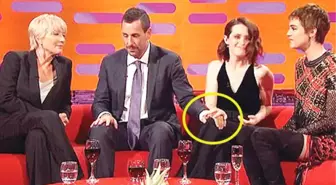 Ünlü Aktör Adam Sandler'ın Elini Kadın Oyuncunun Dizine Koyması Tartışma Yarattı