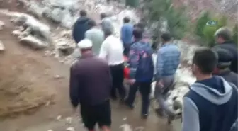 Keçi Otlatırken Kayalıklardan Düşen Yaşlı Adam, 2 Kilometre Boyunca Sedye ile Taşındı