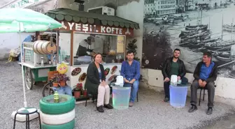 Müşterilerini Akvaryum Masalarda Ağırlıyor
