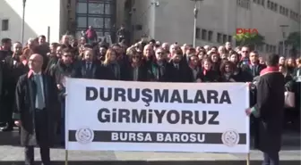 Bursa Barosu Üyeleri, Avukatlara Yönelik Saldırıları Protesto Etti