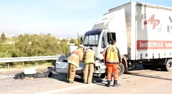 Otomobil, Tır'ın Altında Kaldı: 1 Ölü, 1 Yaralı