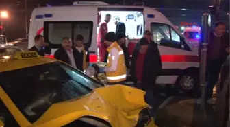 Fatih'te Trafik Kazası: 4 Yaralı