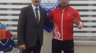 Madalyalı Güreşçi Günbey, Müdür Öçalmaz'ı Ziyaret Etti