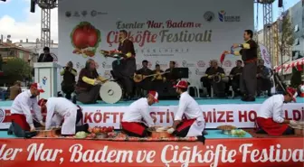 Esenler'deki Festivalde 5 Ton Çiğ Köfte, 20 Ton Nar ve 2 Ton Badem İkram Edildi