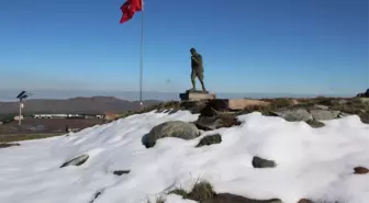 Afyonkarahisar'da Yılın İlk Karı Kocatepe'ye Yağdı